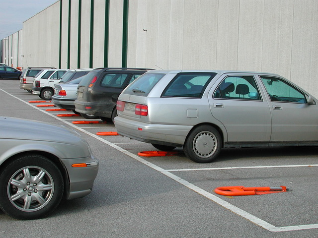 Обустройство автомобильной стоянки: как выбрать парковочные столбики